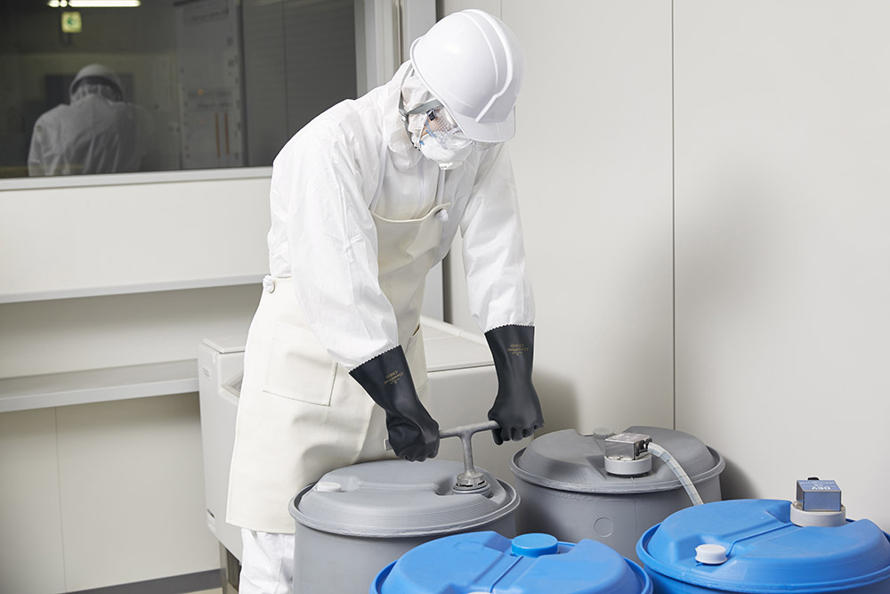 ユース画像 (CN910 ブチルゴム製化学防護手袋)