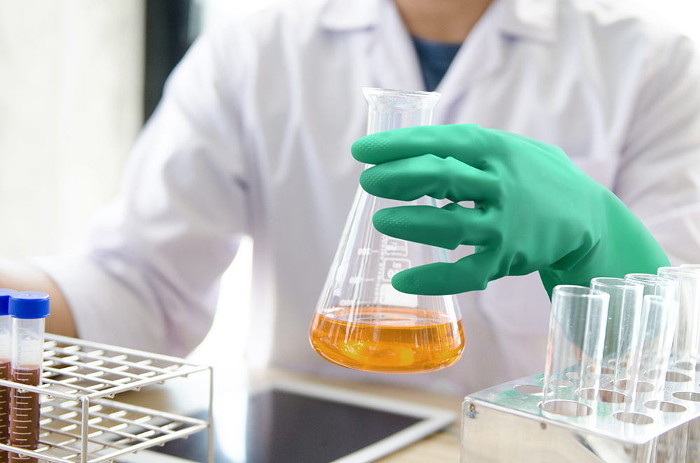 ユース画像(142ニトリルゴム製化学防護手袋 薄手タイプ、143ニトリルゴム製化学防護手袋 裏毛付タイプ)